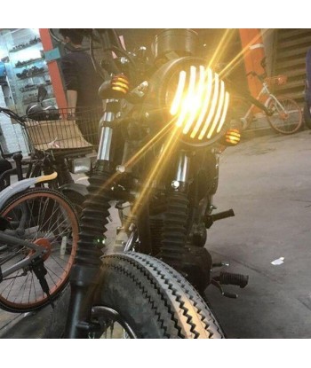 Phare rond moto avec grille chez Cornerstreet bien 